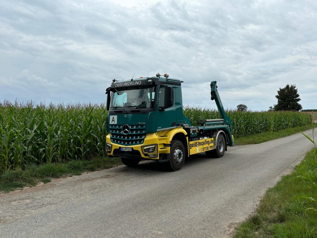 Einer der LKWs von GEIST Container & Recycling GmbH